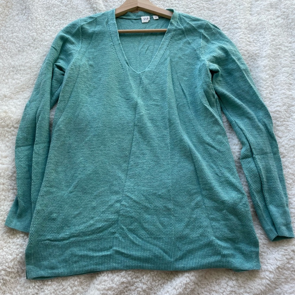 GAP long sleeve sweater top in size M
